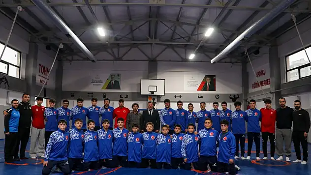 İl Müdürü Kabakcı, güreş sporcularıyla bir arada