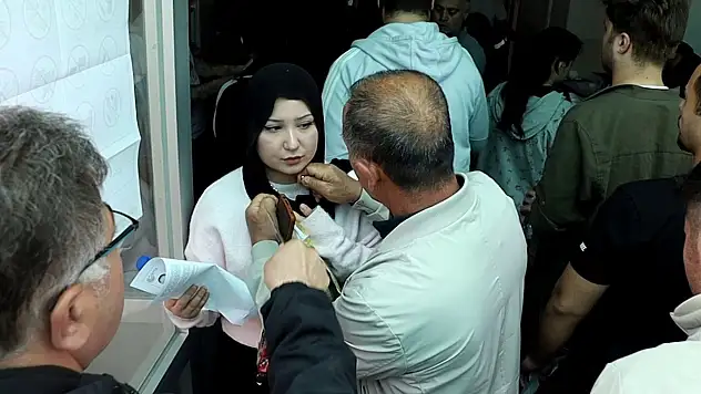Sınava girişte inci kolyesini çıkartamayınca olanlar oldu!