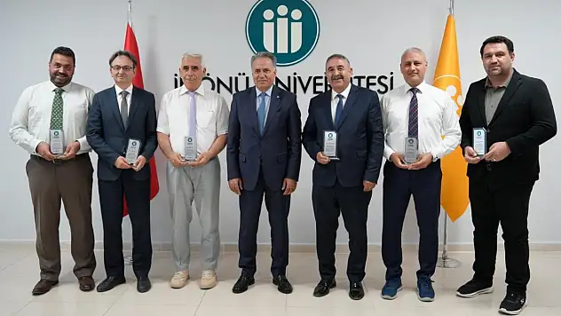 İnönü Üniversitesi'nde akademisyenlere plaket takdimi