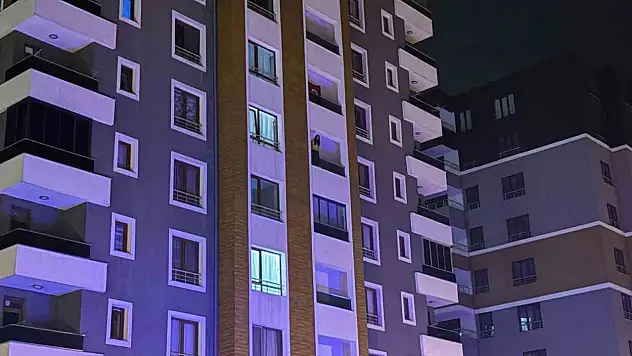 Kayseri'de balkona çıkan kadını polis ekipleri ikna etti!