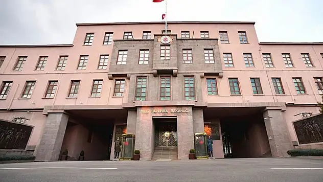 İran, Türk hava sahasına 3.kez füze fırlattı!
