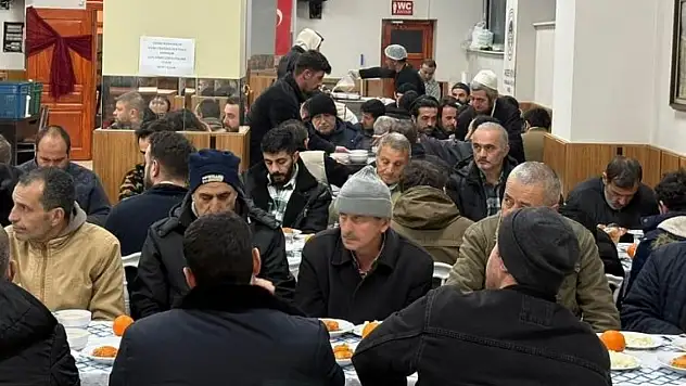 İstanbul'da kurulan o sofra dikkat çekti! Kayserililer Ramazan'da tek yürek