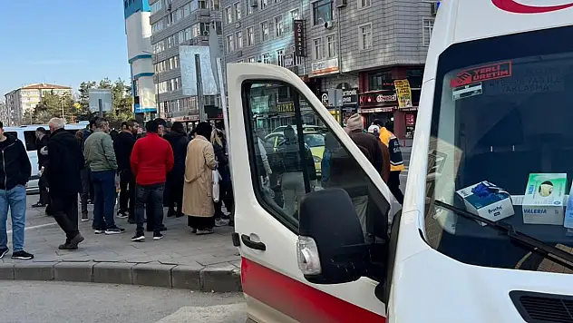 İstasyon Caddesi'nde motosikletin çarptığı yaya yaralandı