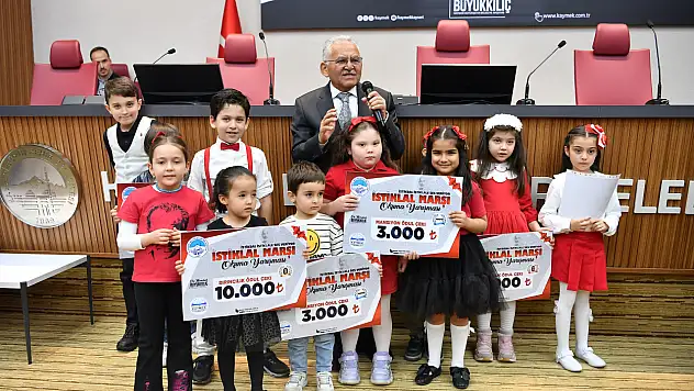 İstiklal Marşı Okuma Yarışması'nda ödülleri Başkan Büyükkılıç takdim etti