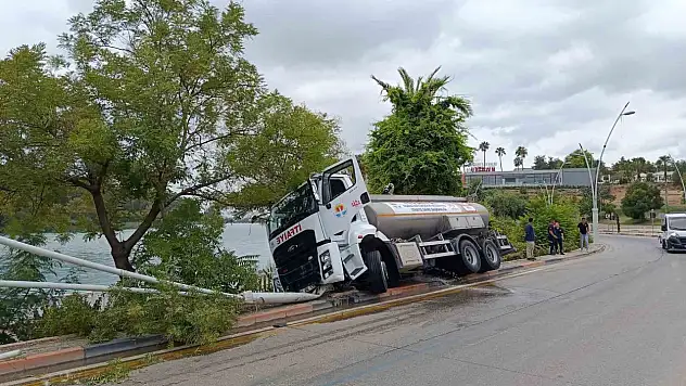 İtfaiyeye ait su tankeri kontrolden çıktı!