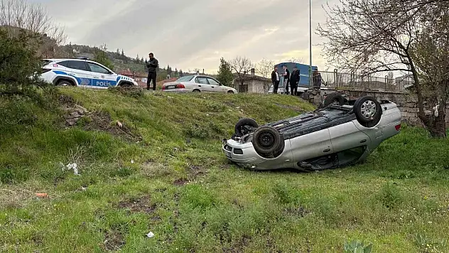 Babasından izinsiz aldığı arabayla kaza yaptı