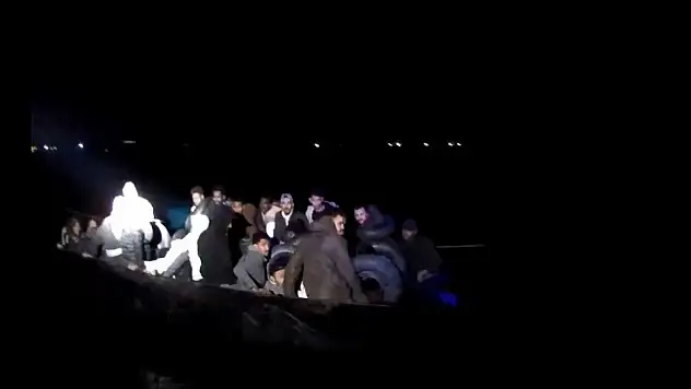 İzmir açıklarında düzensiz göçmen operasyonu!