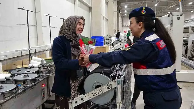 Yozgat'ta Jandarma 8 Mart Kadınlar Günü dolayısıyla fabrika işçisi kadınları unutmadı