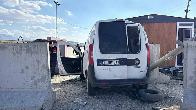 Jandarma uygulama noktasında bariyere çarpan sürücü hayatını kaybetti