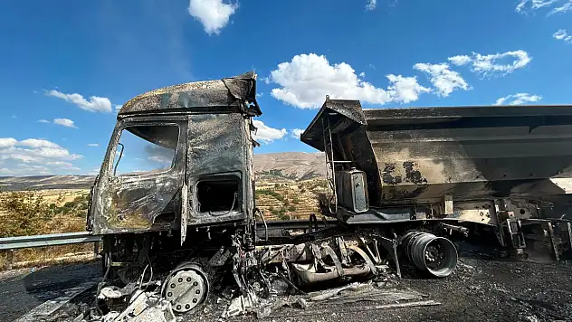 Kayseri'de, kamyon yanarak kül oldu