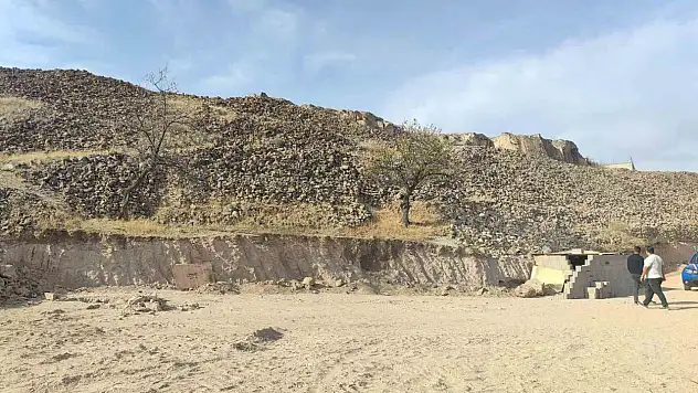 Komşuda kaçak kazı yaptılar - Yeraltı şehri buldular!