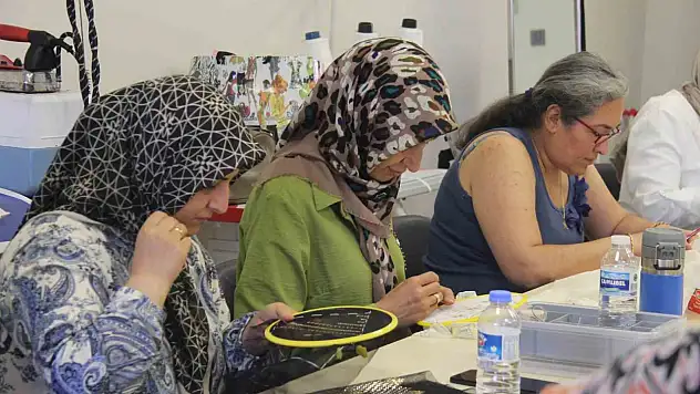 Girişimci kadınlar tel kırma sanatıyla aile ekonomisine katkı sağlıyor