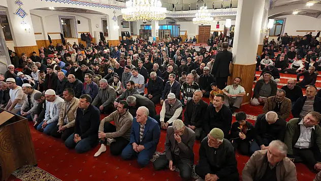 Kadir Gecesi'nde Hacılar Camii Kebir doldu taştı!