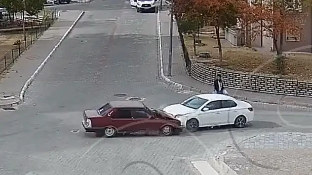 Nevşehir'de iki araç kafa kafaya çarpıştı!