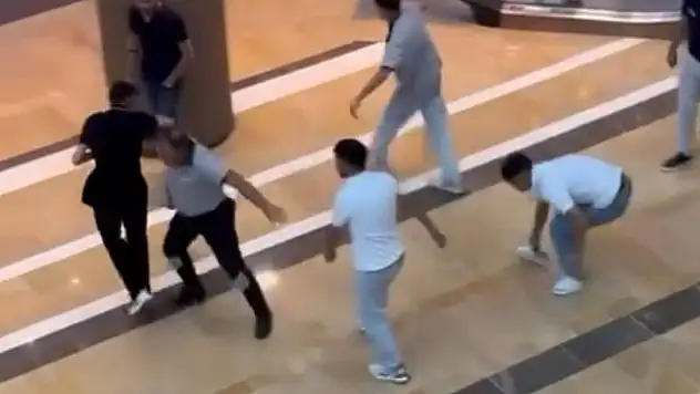 Alışveriş merkezinde kavga çıktı!