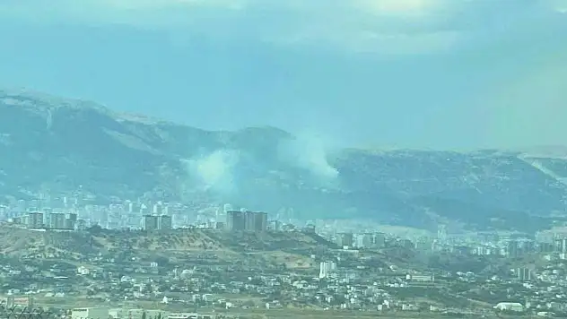 Kahramanmaraş'ta peş peşe yıldırım düştü: Ahır Dağı yanıyor