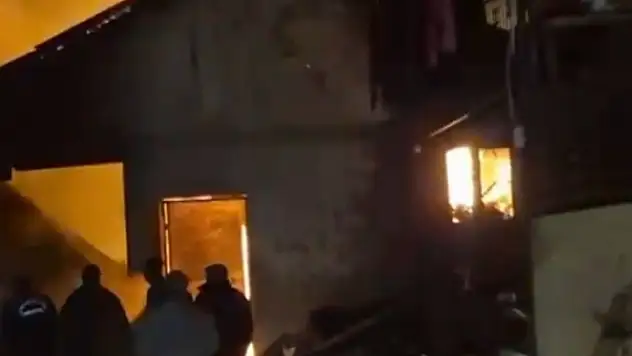 Ahır ve garaj alevlere teslim oldu