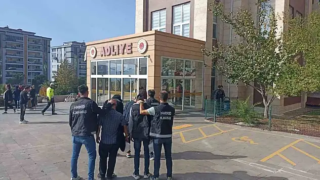 Aranan 2 hükümlü yakalanarak cezaevine gönderildi