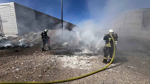 Atık yangını trafoya sıçramadan söndürüldü