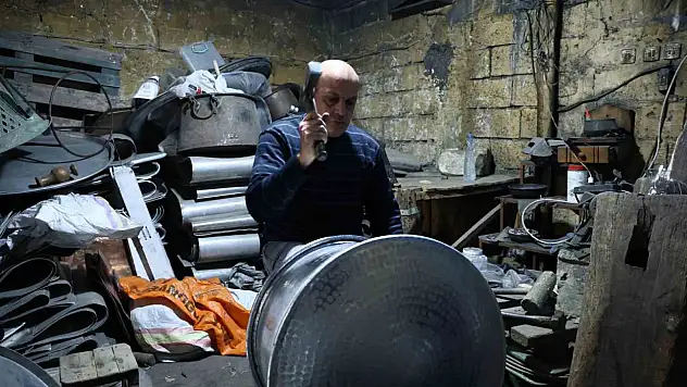 Bakır ustalarının çekiç sesleri asırlık çarşıda hâlâ yankılanıyor...