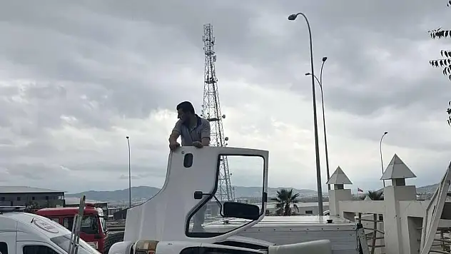 Kahramanmaraş'ta kontrolden çıkan kamyon cami duvarına çarptı!