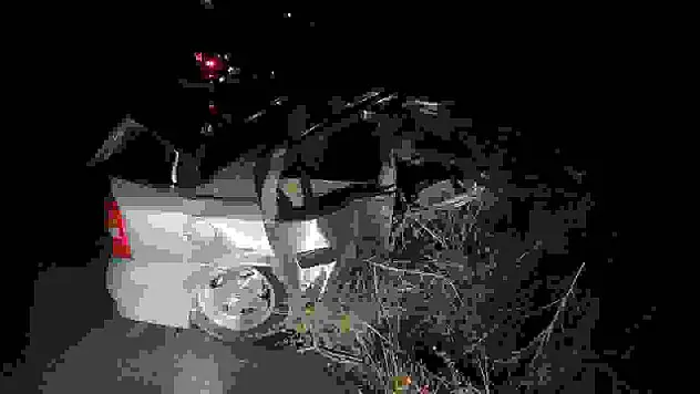 Kahramanmaraş'ta direğe çarpan otomobil ortadan ikiye ayrıldı: 1 ölü, 1 ağır yaralı