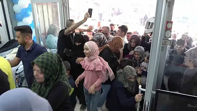 Bir mağaza ne alırsanız 100 TL dedi, vatandaşlar içeri girmek için izdiham yarattı!