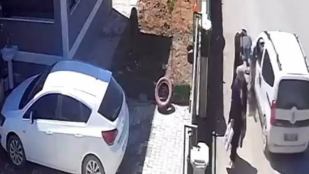 Hafif ticari aracın çarptığı kadın yaralandı