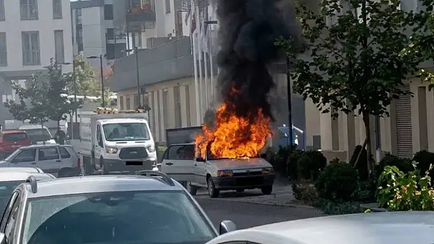 Kahramanmaraş'ta  seyir halindeki otomobil alev alev yandı