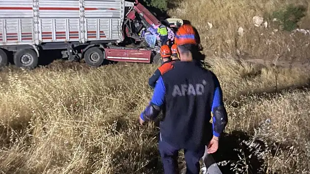 Kamyon tıra ok gibi saplandı: Sürücü kabinde sıkıştı!