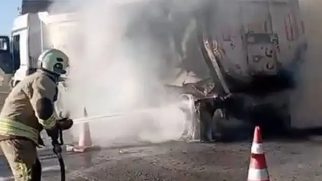 Seyir halindeki kamyonda yangın çıktı