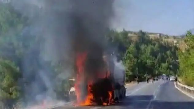 Kahramanmaraş'ta seyir halindeki kamyon alevlere teslim oldu