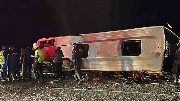 Göksun'da Yolcu Minibüsü Devrildi