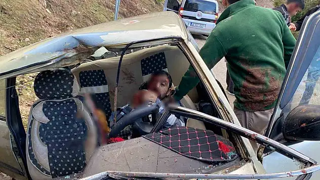 Yamaçtan Kopan Kaya Ailenin Aracına Düştü