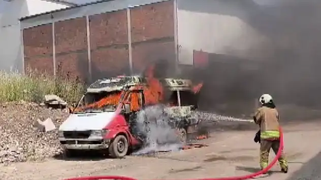 Kahramanmaraş'ta bir minibüs yandı