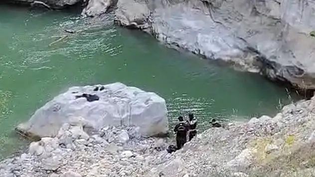 Kahramanmaraş'ta nehre düşen balıkçıyı arama çalışmaları sürüyor