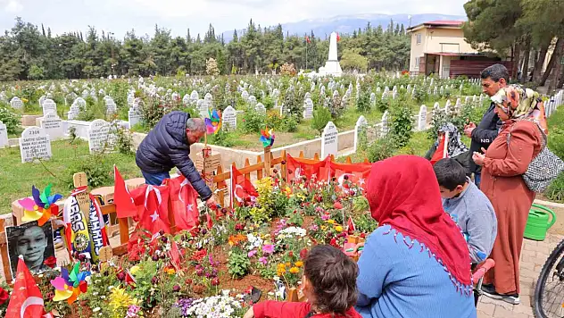 Kahramanmaraş'taki okul saldırısında ölenlerin mezarına ziyaret