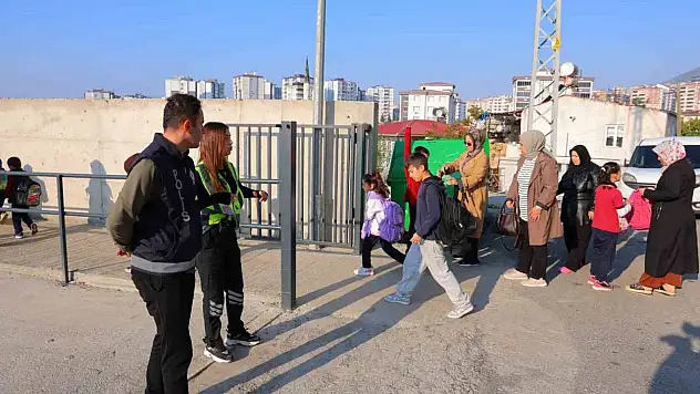 Okullarda polisler de görev yapmaya başladı