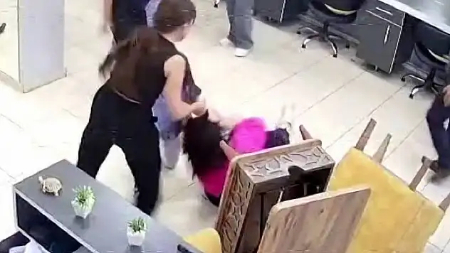Saç kesimini beğenmeyen müşterinin akrabaları kadın kuaförü darp etti