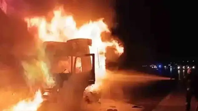 Seyir halindeki tır alev aldı!