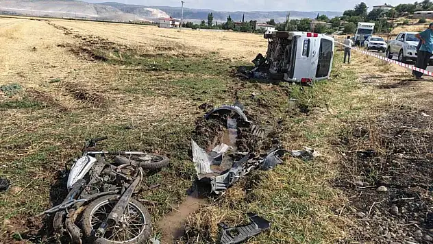 Minibüs ile motosiklet çarpıştı: 1 ölü