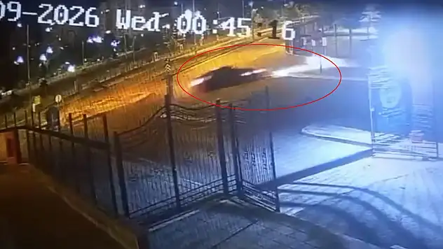 Kayseri'de otomobil havalandı! 1 metrelik duvarı aşıp Millet Bahçesi'ne girdi: İşte kamera görüntüleri