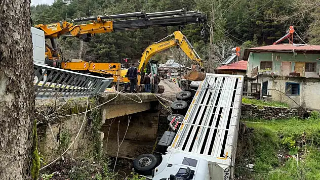 Küçükbaş Hayvan Taşıyan Kamyon Köprüden Düştü