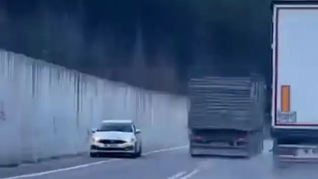 Kozan'da tehlikeli sollama: Otomobil son anda kurtuldu