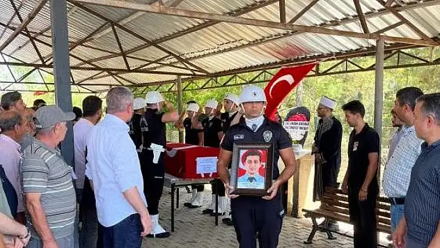 Kanserle mücadelesini kaybeden polis, gözyaşlarıyla defnedildi