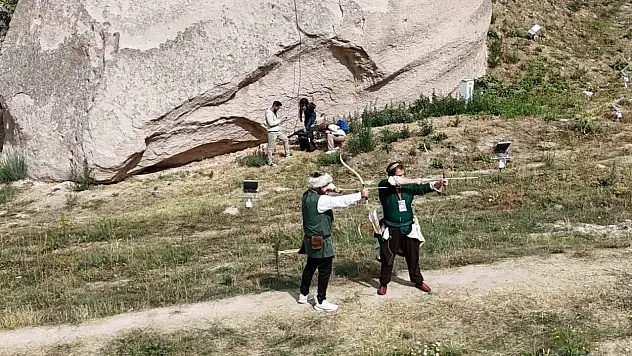 Kapadokya'da oklar hedefe çevrildi: 250 sporcu yarışıyor
