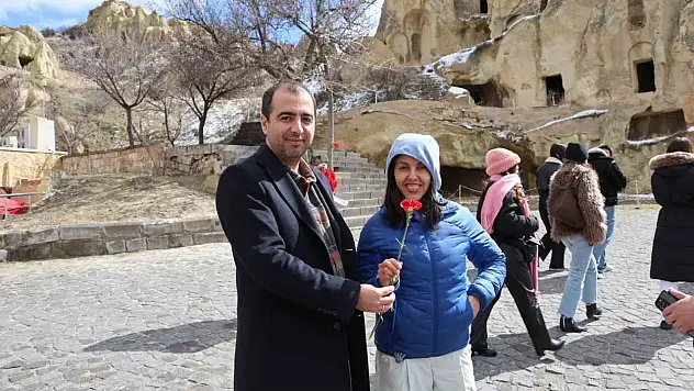 Kadın turistlere çiçekli 8 Mart sürprizi