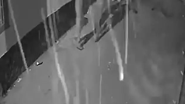 Kar maskeli şüpheliler eve ateş açtı: Üstelik o anları kayda aldılar!