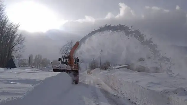 Kar savurma araçları saatlerce çalıştı: Kayseri'de kritik yol ulaşıma açıldı