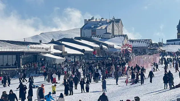 Kar yağdı, Kayserililer Erciyes'in yolunu tuttu!
